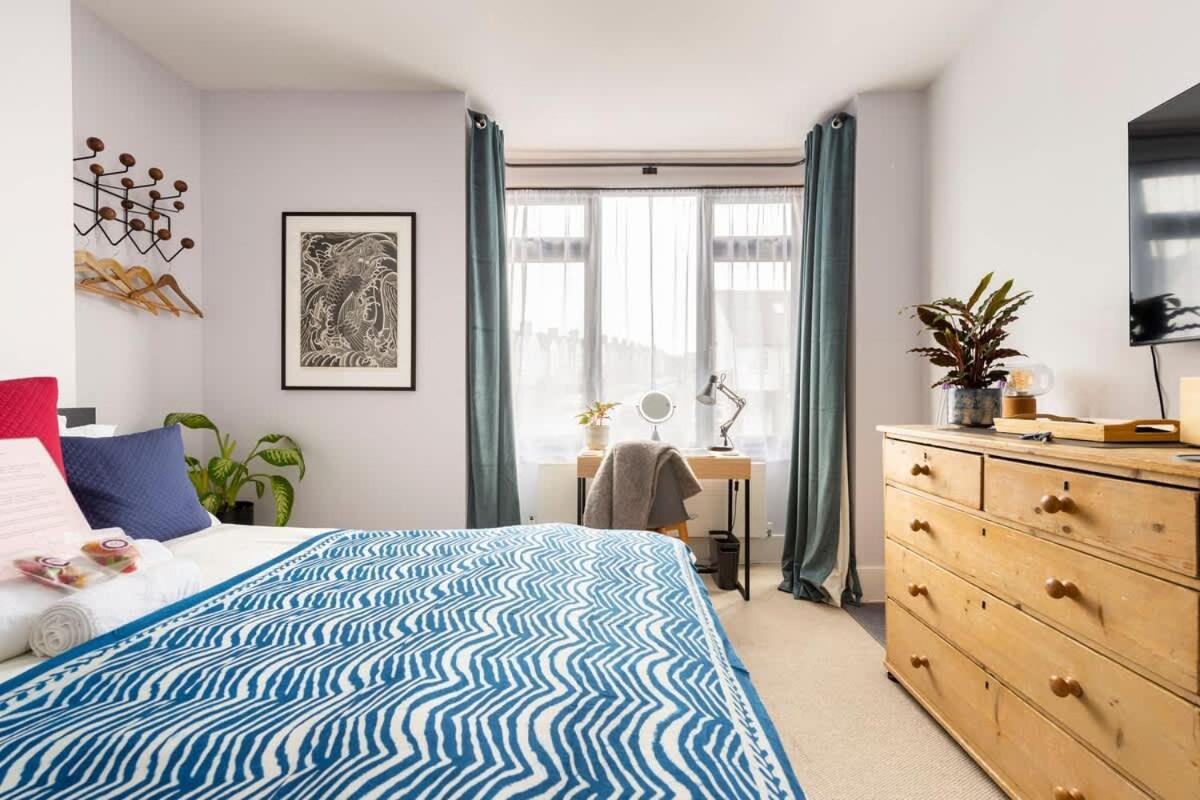 Modern Double Bedroom In City Apartment Room 1 Лондон Экстерьер фото